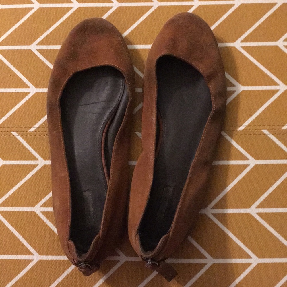 ✨$3 ✨ Vera wang tan flats